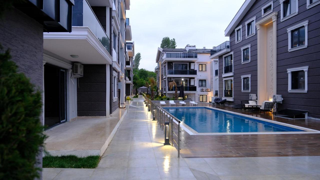الشقق الفندقية يالوفافي  Flower City Suits المظهر الخارجي الصورة