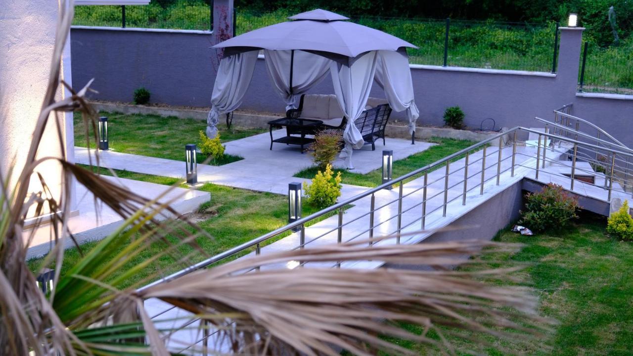 الشقق الفندقية يالوفافي  Flower City Suits المظهر الخارجي الصورة