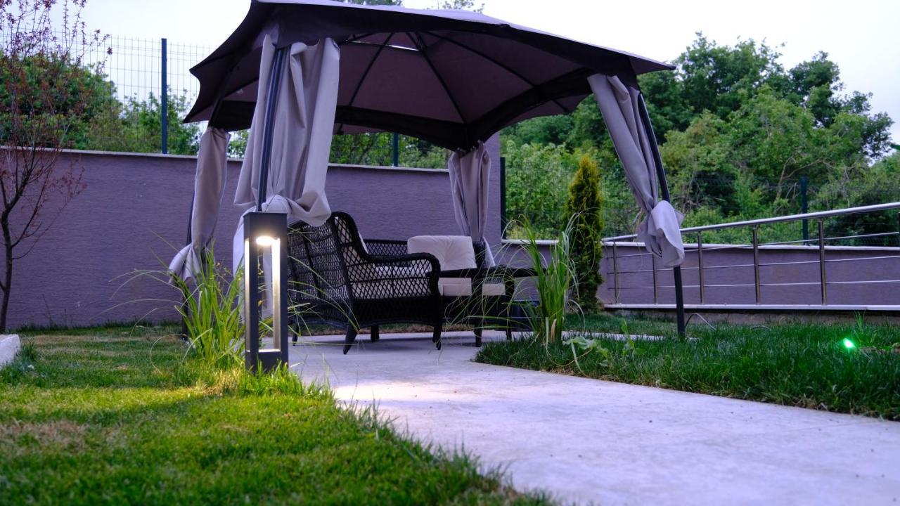 الشقق الفندقية يالوفافي  Flower City Suits المظهر الخارجي الصورة