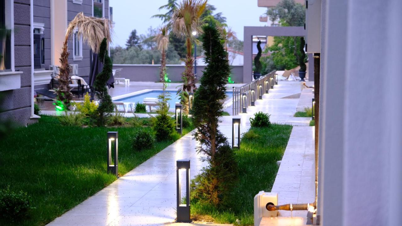 الشقق الفندقية يالوفافي  Flower City Suits المظهر الخارجي الصورة