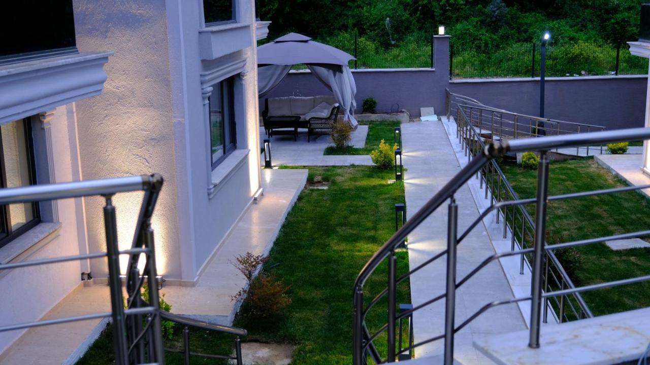 الشقق الفندقية يالوفافي  Flower City Suits المظهر الخارجي الصورة