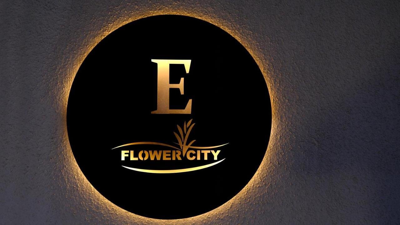 الشقق الفندقية يالوفافي  Flower City Suits المظهر الخارجي الصورة