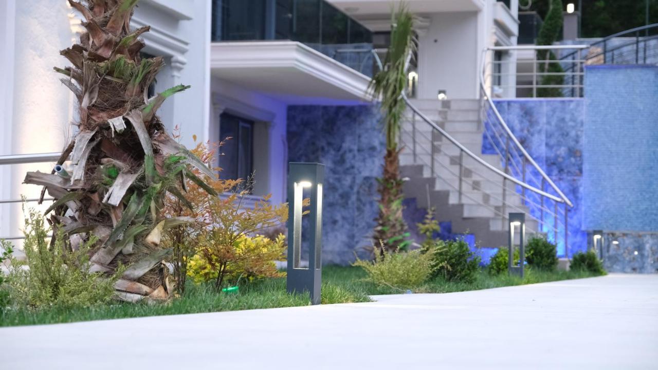 الشقق الفندقية يالوفافي  Flower City Suits المظهر الخارجي الصورة