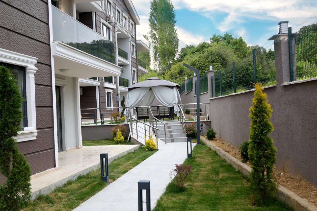 الشقق الفندقية يالوفافي  Flower City Suits المظهر الخارجي الصورة